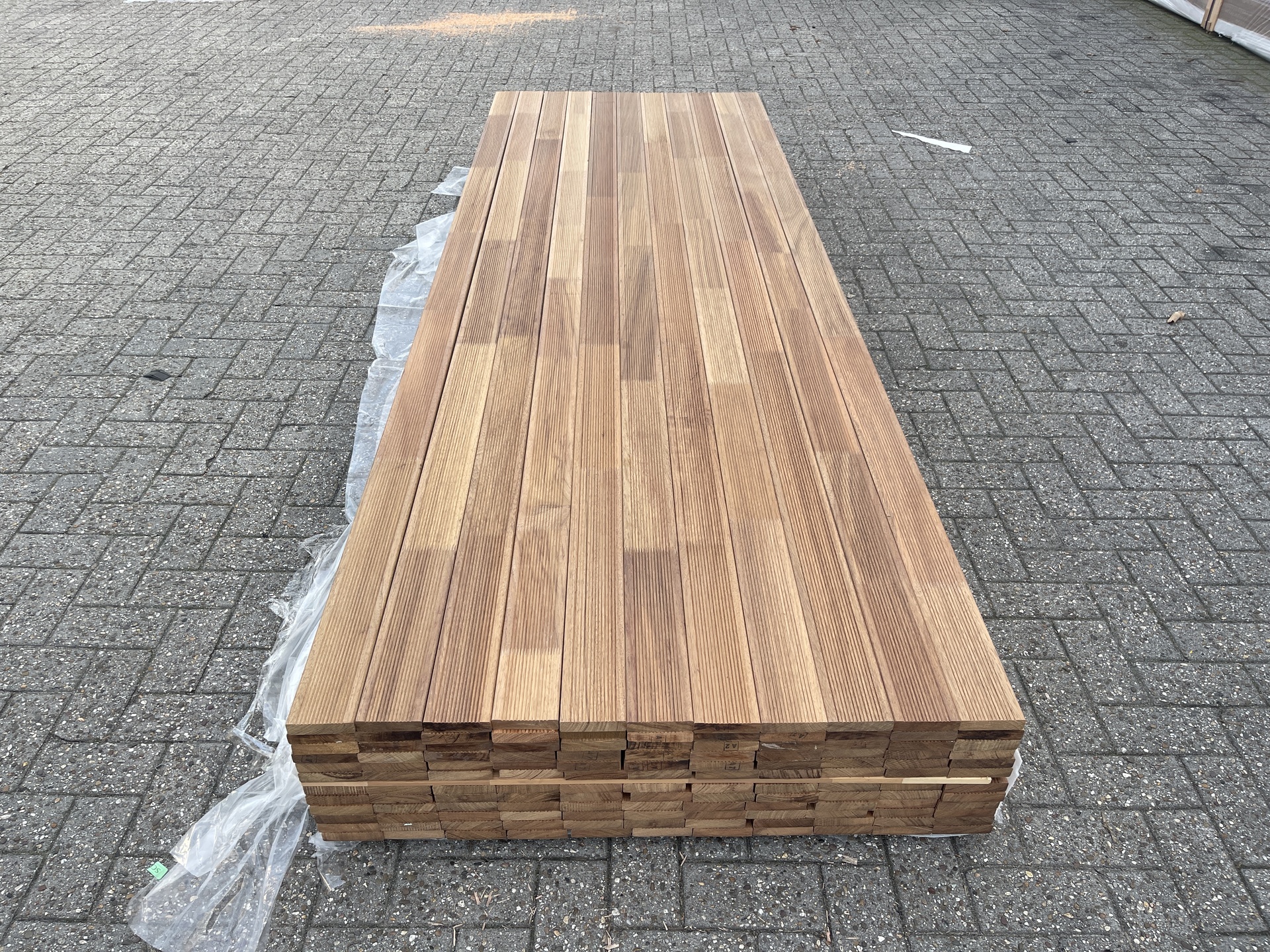 Ca. 66x Guyana Teak Vlonderplanken Gevingerlast, 21x90mm, lengte 400cm